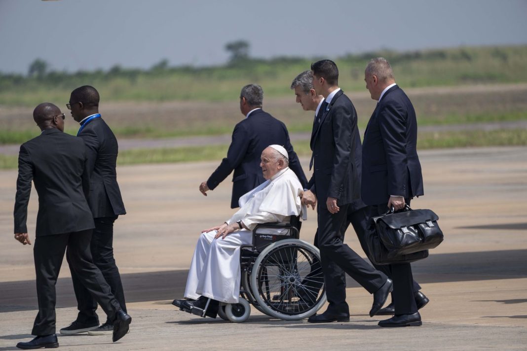 pope-francis-heads-to-south-sudan-to-urge-peace-as-fighting-kills-27