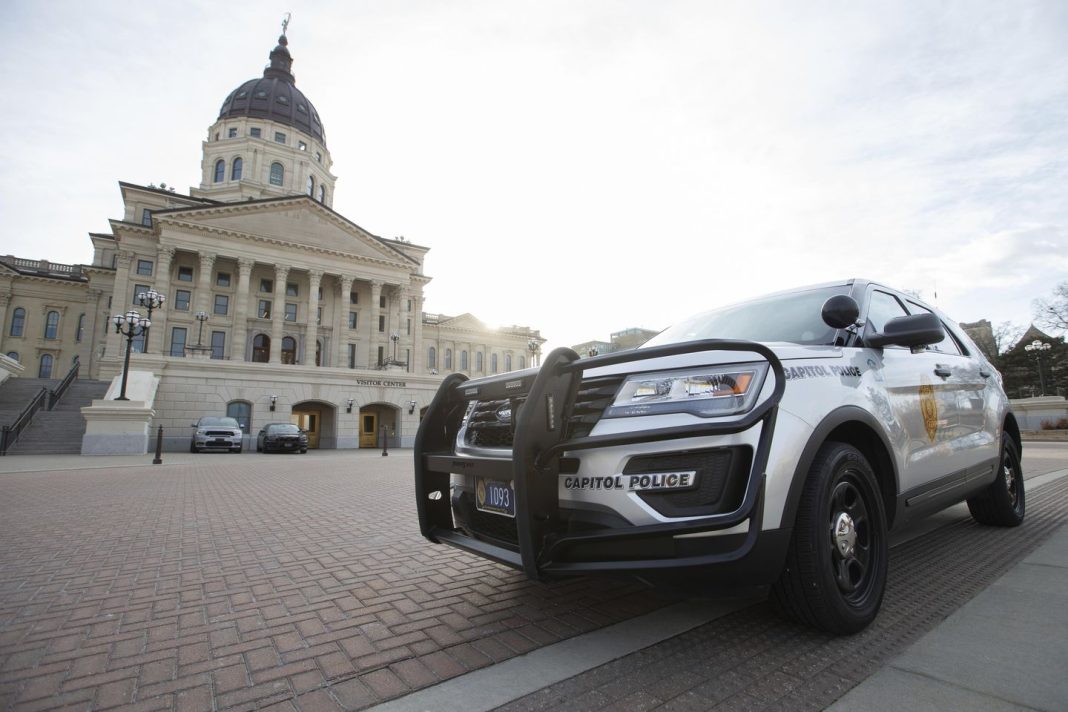100-letters-with-suspicious-white-powder-sent-to-kansas-lawmakers,-officials